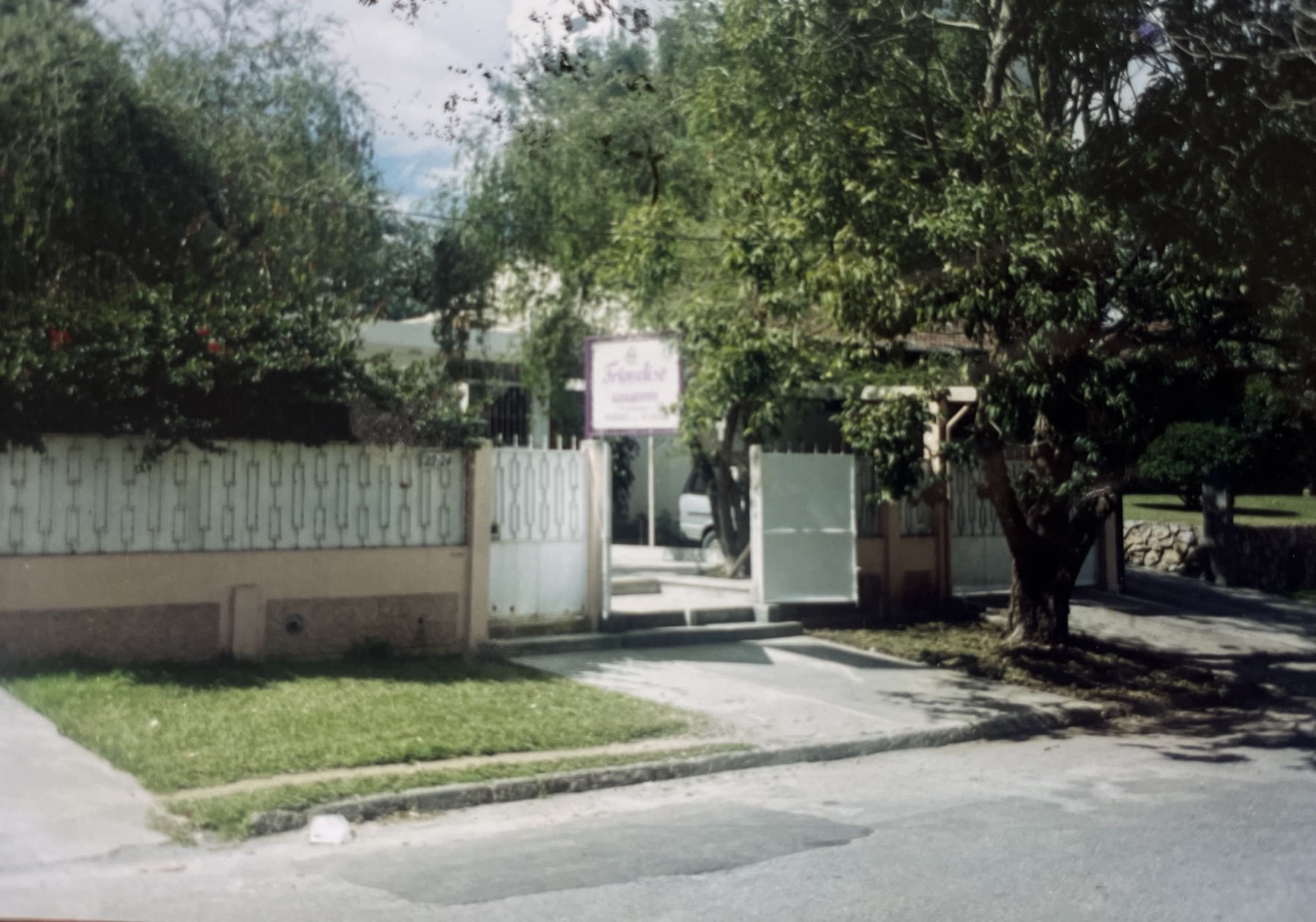 Fachada de Friandise entre árboles