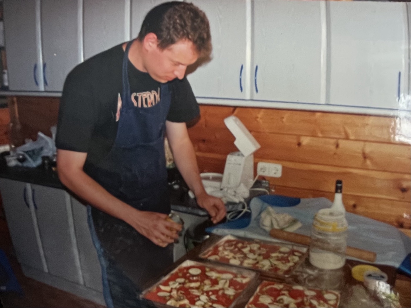 El pastelero trabajando en su cocina en los primeros años