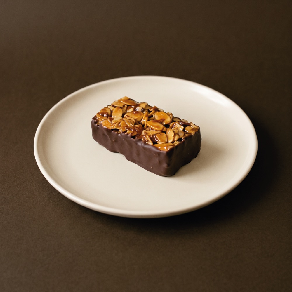 Barra de almendra bañada en chocolate