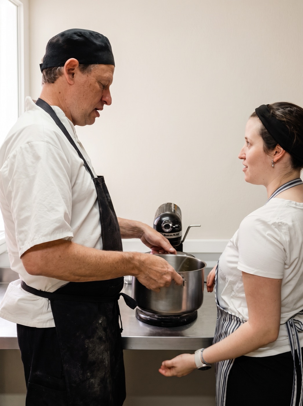 Dos pasteleros de Friandise cocinando juntos en la cocina